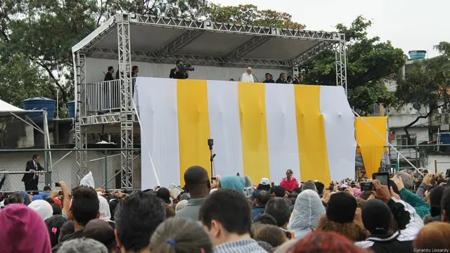 A pesar de la intensa lluvia, la favela aguardó con entusiasmo la llegada del primer papa latinoamericano. Francisco se refirió a los jóvenes que "tienen una especial sensibilidad ante la injusticia, pero a menudo se sienten defraudados por los casos de corrupción". 