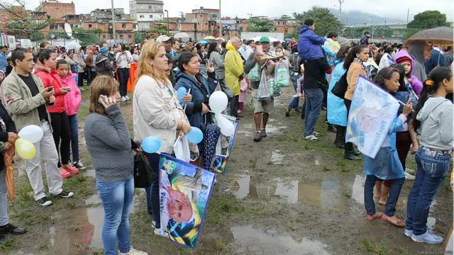 Miles de habitantes de Varginha y otras comunidades que forman el Complexo de Manguinhos, donde viven unas 36 mil personas, siguieron el discurso de Francisco en un campo de fútbol inundado por la lluvia. 