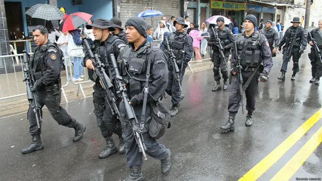 El operativo de seguridad montado para proteger al papa en la favela carioca movilizó cientos de hombres y fue ostensible. Hasta la ocupación policial del año pasado, Varginha era parte de un área que algunos denominaban "Franja de Gaza", por la violencia frecuente entre narcotraficantes. . El papa advirtió que "ningún esfuerzo de 'pacificación' será duradero, ni habrá harmonía y felicidad para una sociedad que margina y abandona en la periferia una parte de sí misma".