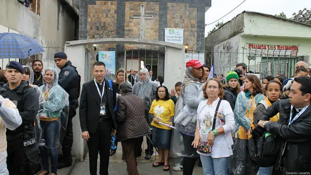 El pontífice también visitó una capilla de Varginha y bendijo un altar aún en construcción. La Iglesia católica ha tenido tradicionalmente una presencia importante en la comunidad. 