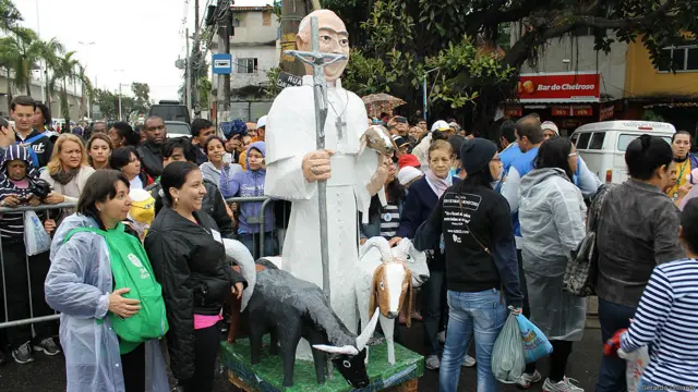 Una representación del pontífice realizada por un artista local para una parroquia vecina a la favela de Varginha. La imagen del papa argentino estaba por todos lados en la pequeña favela este jueves. (Fotos: Gerardo Lissardy). 