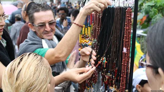 Venta de crucifijos mientras el papa recorría la favela. Francisco continuará en Brasil hasta el domingo a la noche, cuando partirá de regreso a Roma tras oficiar la misa de cierre de la Jornada Mundial de la Juventud. 