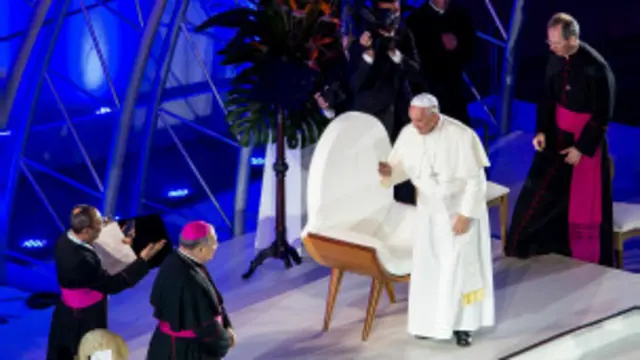 အခမ်းအနား ဖွင့်လှစ်ပေးနေတဲ့ ပုပ်ရဟန်းမင်းကြီး