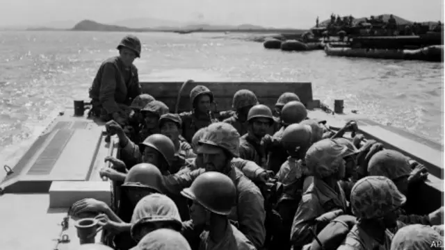 Американские и южнокорейские морские пехотинцы форсируют реку к северо-западу от Сеула 20 сентября 1950 года