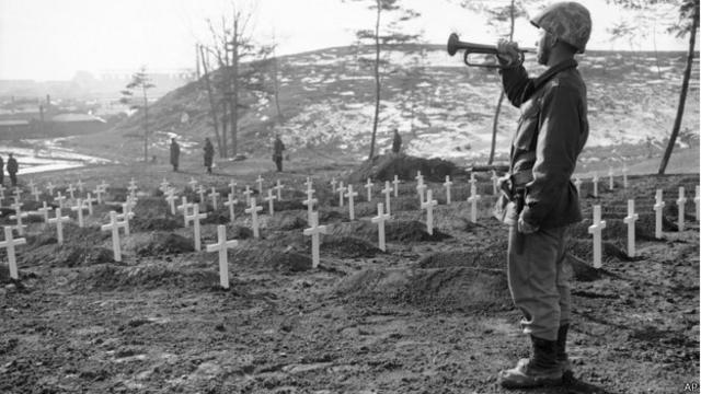 Американский трубач отдает последний салют павшим товарищам на военном кладбище в Юннаме, Южная Корея (17 декабря 1950 г.) 