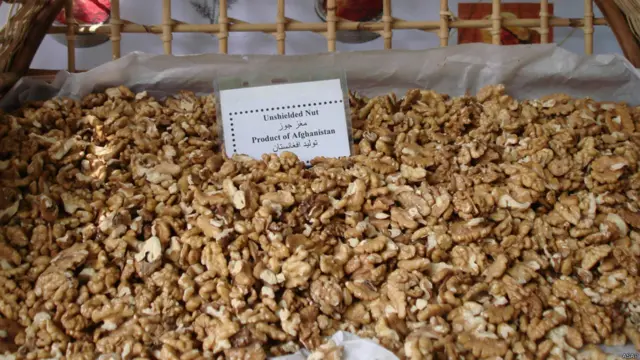 چارمغز (گردو) نیز از تولیدات مهم زراعتی در افغانستان است.