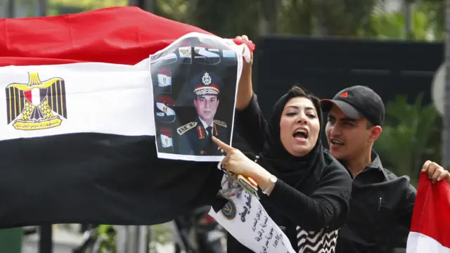 Bu sırada Malezya'da da Mursi destekçileri ve karşıtları sokaklara çıktı. 