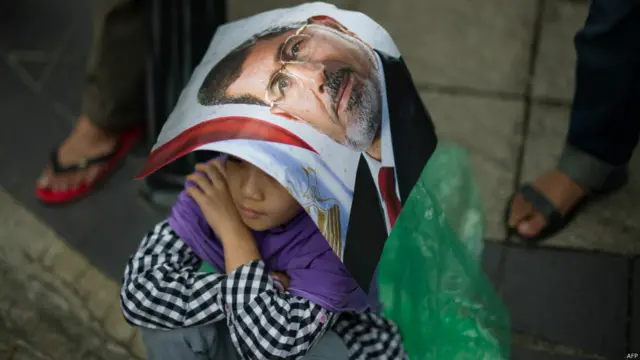 Malezya'daki Mursi destekçileri başkent Kuala Lumpur'da bulunan Mısır Büyükelçiliği önünde toplandı.