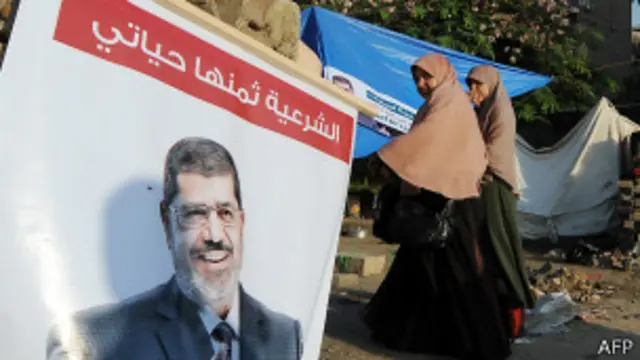 تفتیشی جج حسن سمیر نے محمد مرسی سے پوچھ گچھ کے دوران انھیں شواہد دکھائے