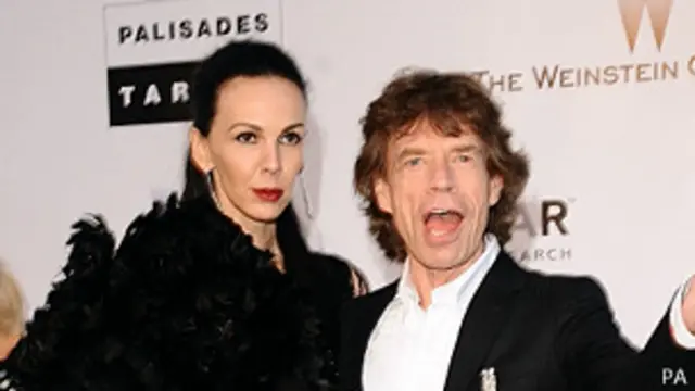 Mick Jagger y estilista L'Wren Scott
