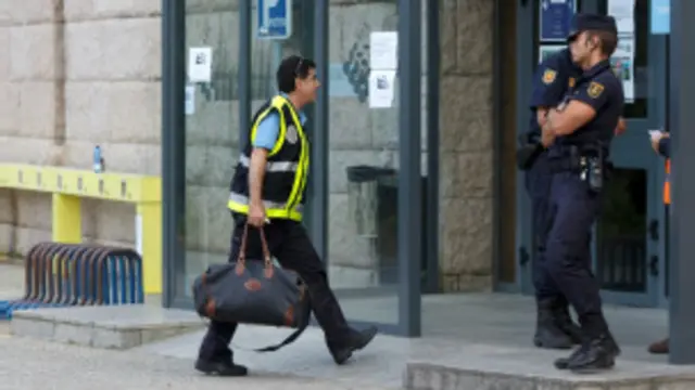 مسعف وشرطي امام المستشفى