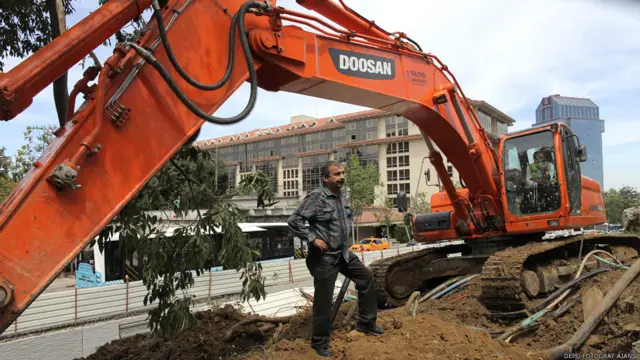 BDP İstanbul Milletvekili Sırrı Süreyya Önder, Gezi Parkı'ndaki ağaçların sökülmesini engellemek için iş makinasının önünde durdu.