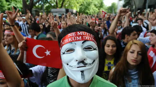 Occupy eylemlerinde popülerleşen maske, Türkiye'de çoğunluğunu gençlerin oluşturduğu protestocular arasında da sıkça görüldü.