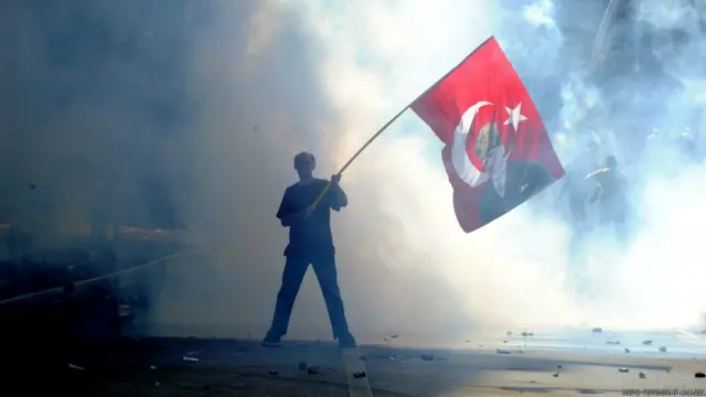 Ankara'da polis, kent meydanlarında toplanan kalabalığı dağıtmak için biber gazı kullandı.