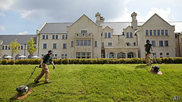 Hombres cortando la grama