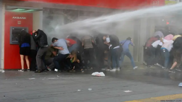TOMA olarak kısaltılan Toplumsal Olaylara Müdahale Aracı, protestocuları dağıtmak için tazyikli su kullandı.