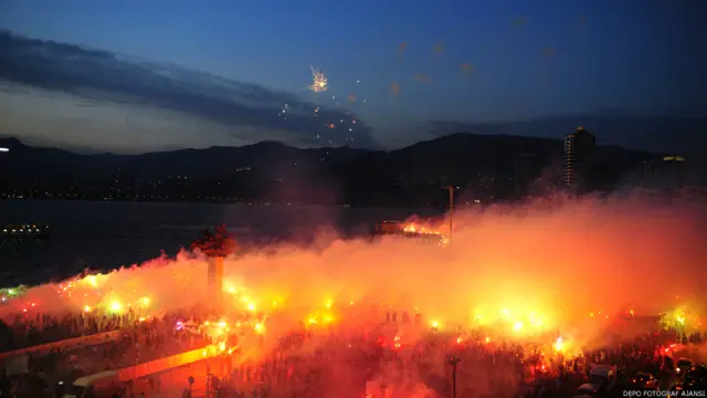 İzmir'in Gündoğdu Meydanı'nda ellerinde meşalelerle toplanan kalabalık, hükümeti protesto eden sloganlar attı.