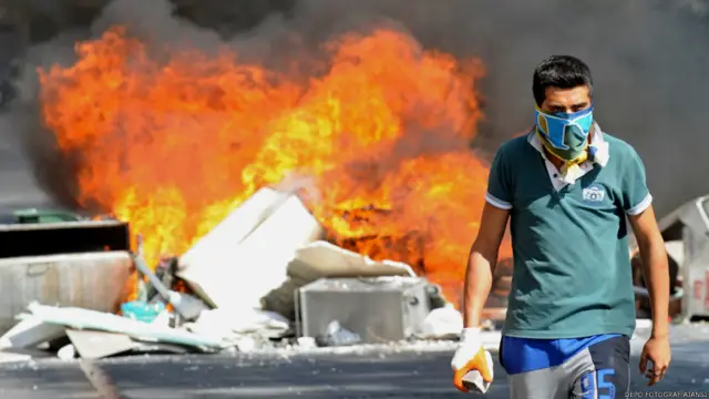 Bazı gruplar polise karşı yollara barikatlar kurarak ateşler yaktı. 