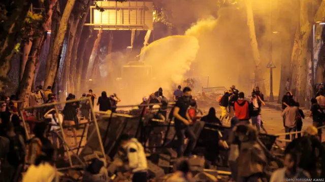Göstericiler ile polis arasında en yoğun çatışmaların yaşandığı yerlerden biri İstanbul'da Beşiktaş ve Dolmabahçe'ydi. 