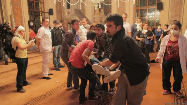 Yaralı bazı göstericiler Dolmabahçe Bezmi Alem Valide Sultan Camii'ne götürüldü. Camide içki içildiği iddiası tartışmalara neden oldu.