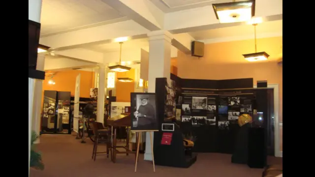 ساختمان موزه در سمت جنوبی خیابان اوک پارک تنها به فاصله دو چهارراه از خانه همینگوی مجموعه‌ی دیگری از یادگارهای نویسنده را از سراسر زندگی‌اش گردآوری کرده است.