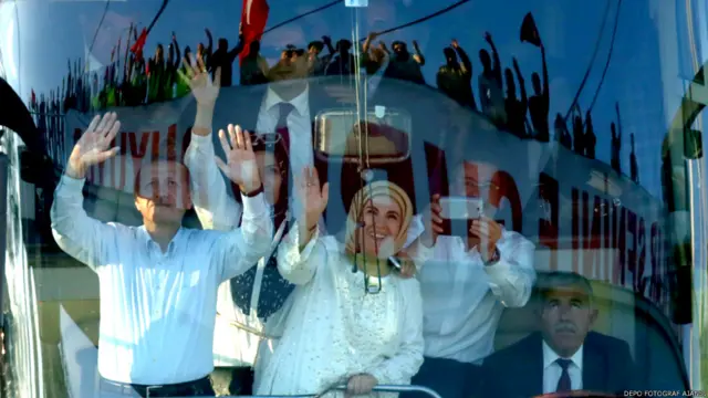 Protestoların ilk günlerinde yurtdışı gezisinde olan Başbakan Erdoğan, ülkeye dönüşünde binlerce destekçisi tarafından sevgi gösterileriyle karşılandı.