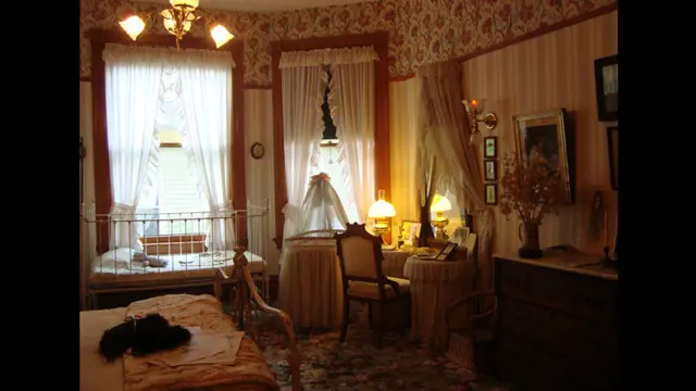 خانه همینگوی جایی که او تا شش سالگی در کنار خواهر کوچکش در اتاق مجاور مادر و پدر و عمو و پدر بزرگش زندگی‌می‌کرد در قرن گذشته بارها دست به دست گشت تا سرانجام با وسایل باقی‌مانده نزد خانواده و بعضی قطعات مشابه متعلق به همان دوران بازسازی شد.