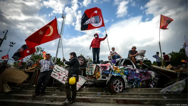 Protestocular, olası bir polis müdahalesine karşı Gezi Parkı girişine barikat kurdu. Fakat polis, parka girmeye karar verince barikatları zorlanmadan aştı.