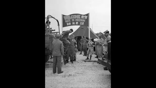  जॉर्जिया के अटलांटा के बिली जे बुकानन 'ऑपरेशन बिग स्विच के दूसरे दिन' 6 अगस्त 1953 को संयुक्त राष्ट्र के एक युद्धबंदी अदला-बदली स्थान पर. एपी 