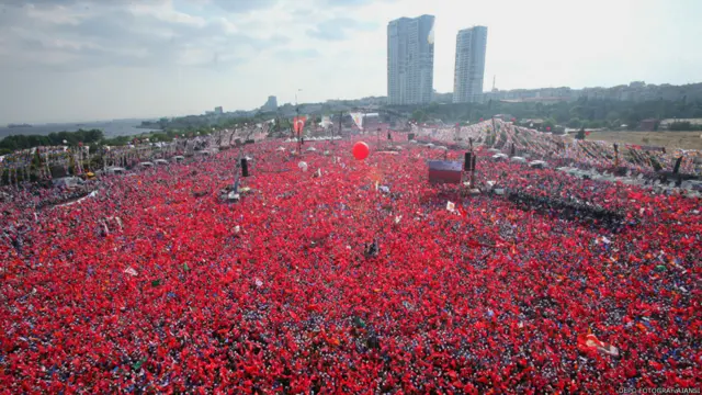 AK Parti'nin "Milli İradeye Saygı" mitinglerinden en büyüğü İstanbul Kazlıçeşme'de gerçekleşti. Onbinlerce katılımcı, protestolara karşı hükümetin yanında oldukları mesajını verdi. 
