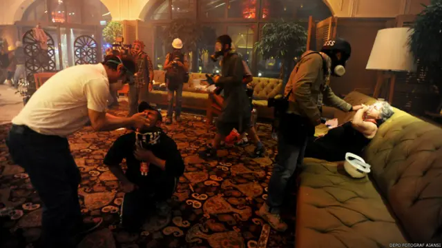 Polisin kullandığı göz yaşartıcı gaz nedeniyle Gezi Parkı yanındaki Divan Oteli yoğun duman altında kaldı.