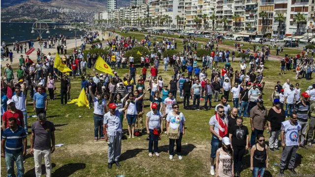 İstanbul'da sanatçı Erdem Gündüz'ün başlattığı "Duran adam" eylemi kısa sürede birçok yere yayıldı. İzmir'de yapılan toplu eylem de bunlardan biriydi.