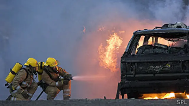 Auto en llamas