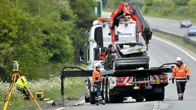 Grúa remolcando un auto después de un accidente.