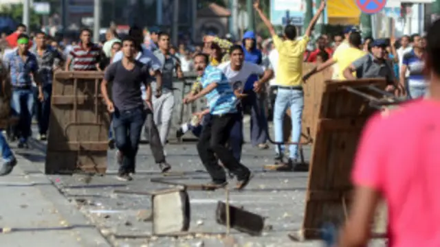 يو ډاکټر وايي له ۱۰۰ زيات کسان مړه شوي او ډیرو يې په سر او سينه د مرميو ټپونه لرل