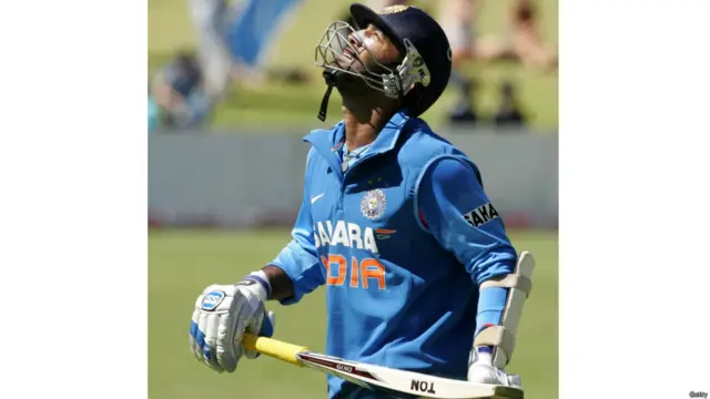 शतक बनाने से चूकने के बाद निराश दिनेश कार्तिक पैविलियन की ओर जाते हुए. हरारे में हुए मैच में भारत ने 294 रन बनाए थे, जवाब में ज़िम्बाब्वे की टीम 236 रन पर सिमट गई. 