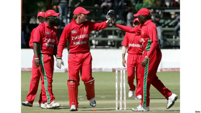 दूसरे वनडे में भारतीय खिलाड़ी को आउट करने के बाद खुशी साझा करते ज़िम्बाब्वे के खिलाड़ी.
