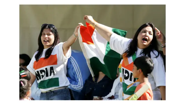 मैच में भारतीय दर्शकों की भी अच्छी संख्या थी. तस्वीर में टीम की महिला प्रसंशक भारतीय तिरंगे के साथ खिलाड़ियों का मनोबल बढ़ाती हुई. 