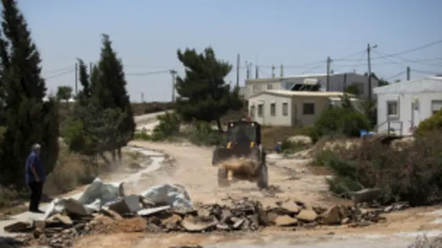 هدم مستوطنة اسرائيلية غير شرعية في الاراضي الفلسطينية