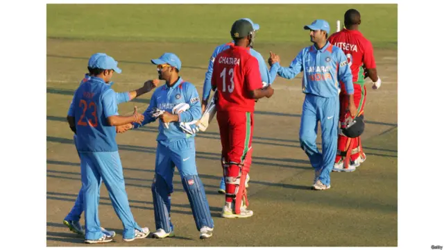 दूसरे वनडे में ज़िम्बाब्वे को 58 रन से हराने के बाद विपक्षी टीम से हाथ मिलाते भारतीय खिलाड़ी. भारत ने पहले वन डे में भी ज़िम्बाब्वे को हरा दिया था. 