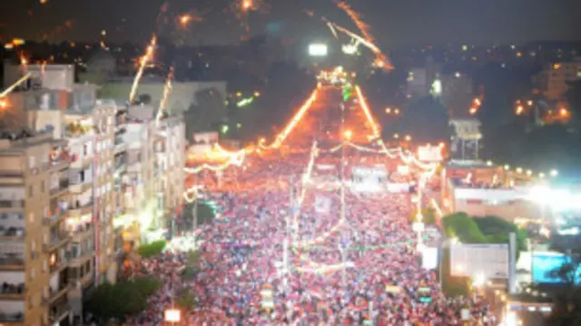 Những người ủng hộ quân đội phóng pháo hoa tại Quảng trường Tahrir