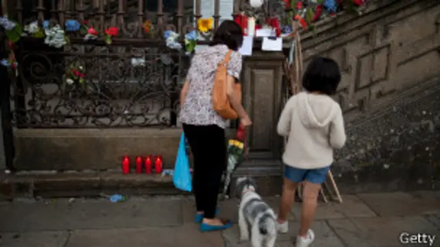 Mensagens e homenagens a vítimas de acidente são deixadas em catedral espanhola (foto: Getty)
