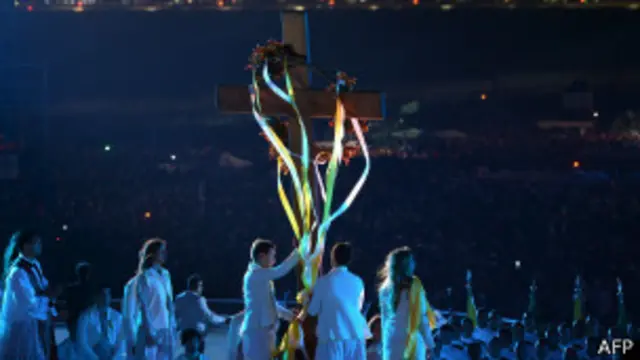 Jovens participam da via-sacra em Copacabana (foto: France Presse)