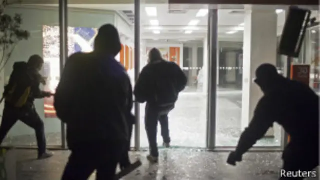 Manifestantes atacam banco em São Paulo (foto: Reuters)