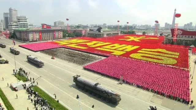 裝載導彈的朝鮮軍車通過平壤金日成廣場（27/7/2013）