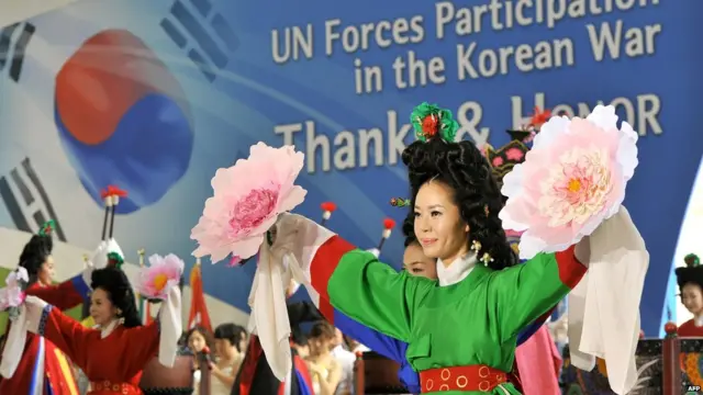 身穿传统韩服的舞蹈员在首尔韩国战争纪念馆纪念休战60年仪式上表演（27/7/2013）