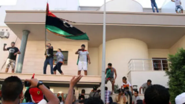 مظاہرین نے طرابلس میں جسٹس اینڈ کنسٹرکشن پارٹی کے دفتر پر حملہ کیا