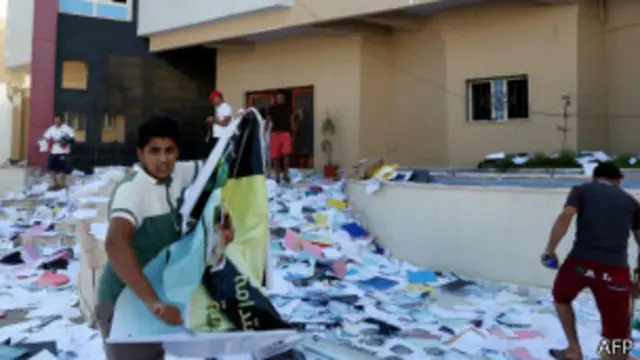 تعرض مقر حزب العدالة والبناء لهجوم من متظاهرين يتهمونه بالمسؤولية عن اغتيال المسماري.