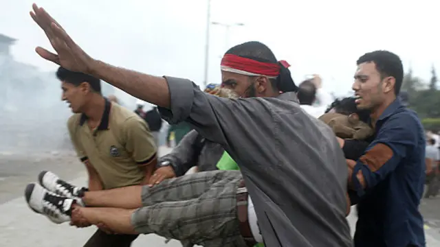 پزشکان می‌گویند تیراندازی مستقیم به سر و سینه بسیاری از قربانیان موجب مرگ آنها شده و اخوان‌ المسلمین ارتش مصر را به تیراندازی به قصد کشتن متهم کرده است