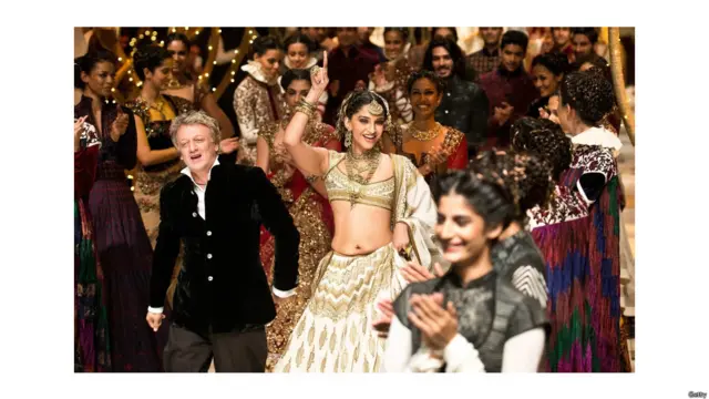 दिल्ली में 'इंडियन ब्राइडल फ़ैशन वीक 2013' के दौरान अभिनेत्री सोनम कपूर फैशन डिज़ाइनर रोहित बल के क्रिएशन को दर्शाती हुई. इंडियन ब्राइडल फैशन वीक दिल्ली में 23 से 28 जुलाई तक चल रहा है. 